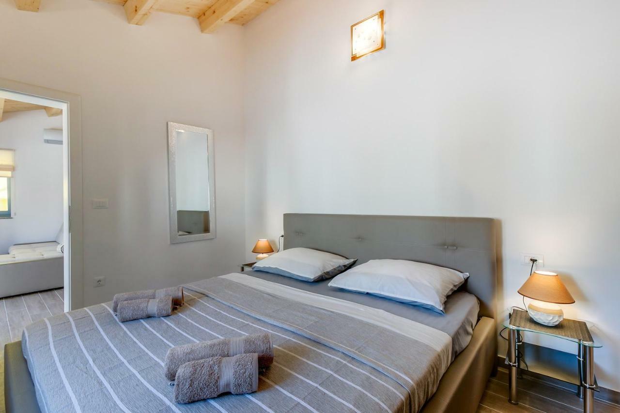Apartments Relax ヴェリ・ロシニュ エクステリア 写真