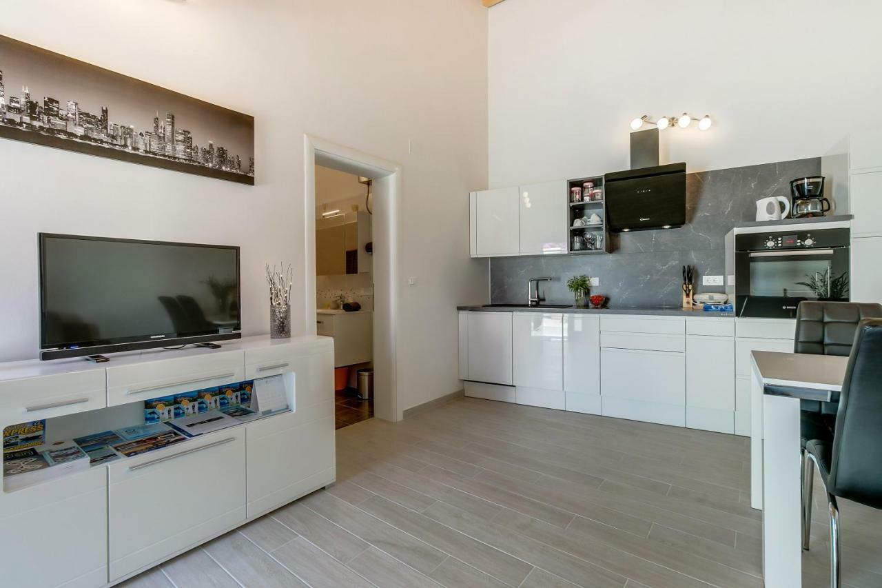 Apartments Relax ヴェリ・ロシニュ エクステリア 写真